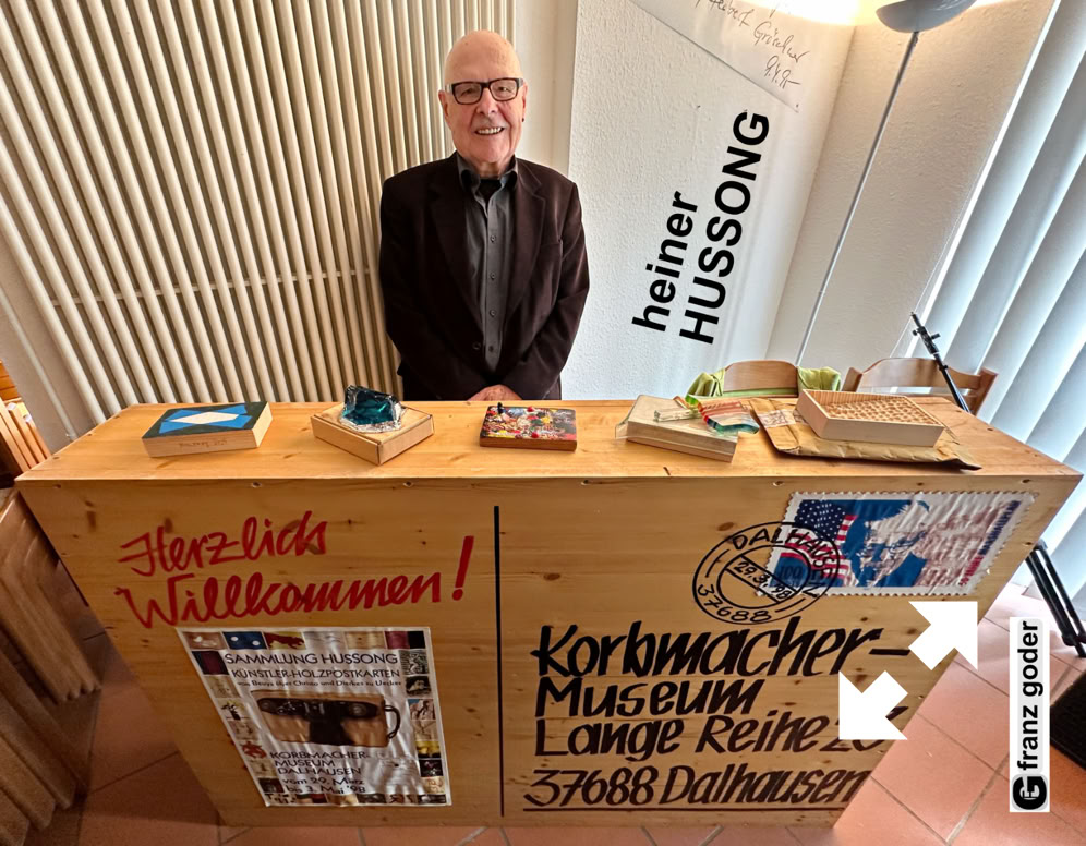 ausstellung_dalhausen_5vor12_vernissage20250928_07_holzpostkarten_sammler_heiner_hussong_foto_franz_goder