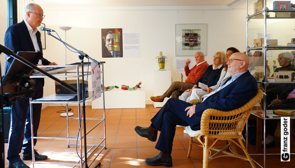 ausstellung_dalhausen_5vor12_vernissage20250928_03_grusswortz_durch_hubertus_grimm_foto_franz_goder