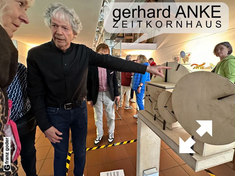 ausstellung_dalhausen_5vor12_vernissage20250928_21_gerhard_anke_erklsert_das_zeitkornhaus_foto_franz_goder