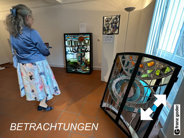 ausstellung_dalhausen_5vor12_vernissage20250928_18_glaskunst_ingrid_heuchel_betrachtungen_foto_franz_goder