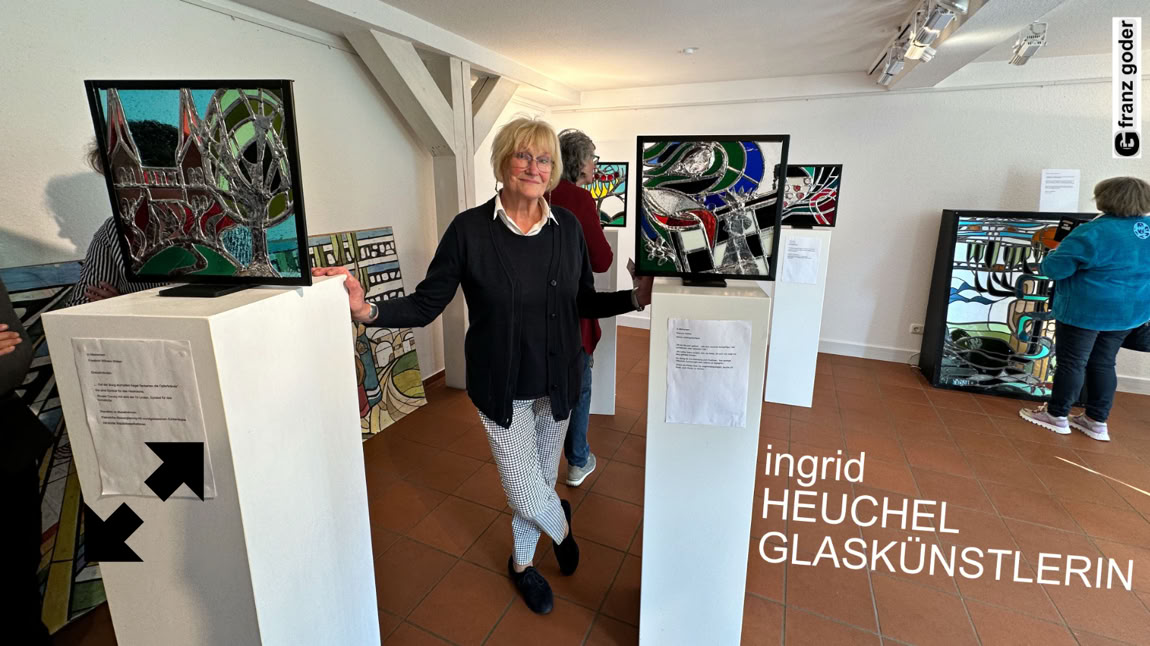 ausstellung_dalhausen_5vor12_vernissage20250928_17_ingrid_heuchel_glaskuenstlerin_foto_franz_goder