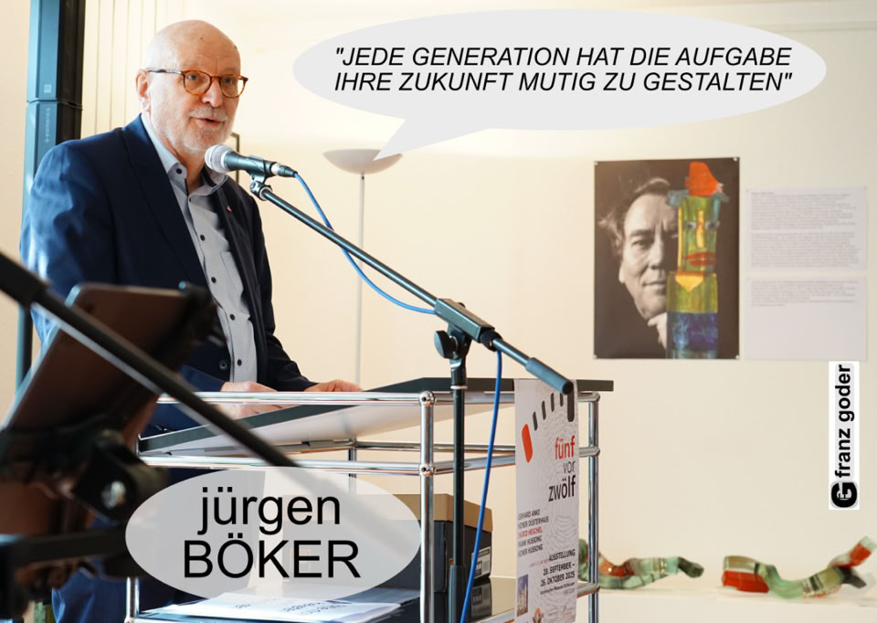ausstellung_dalhausen_5vor12_vernissage20250928_02_begruessung_durch_juergen_boeker_foto_franz_goder