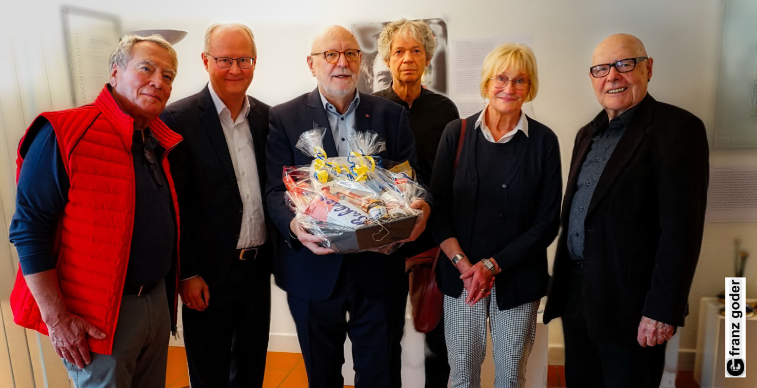 ausstellung_dalhausen_5vor12_vernissage20250928_05_gruppenbild_duesterhaus_grimm_boeker_anke_heuchel_hussong_foto_franz_goder