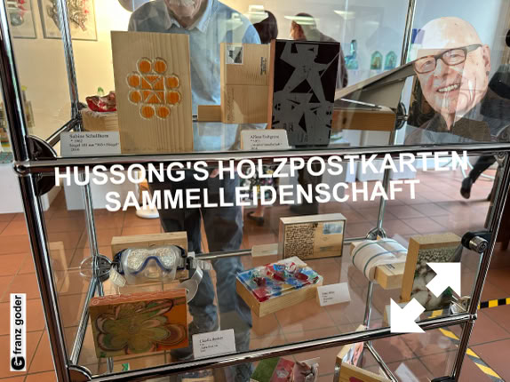 ausstellung_dalhausen_5vor12_vernissage20250928_10_holzpostkarten_sammelleidenschaft_foto_franz_goder