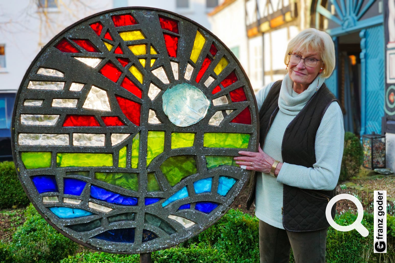 Ingrid Heuchel vom Kreativhof Bellersen präsentiert stolz Ihre Glasskulptur "4 Elemente", Foto Franz Goder