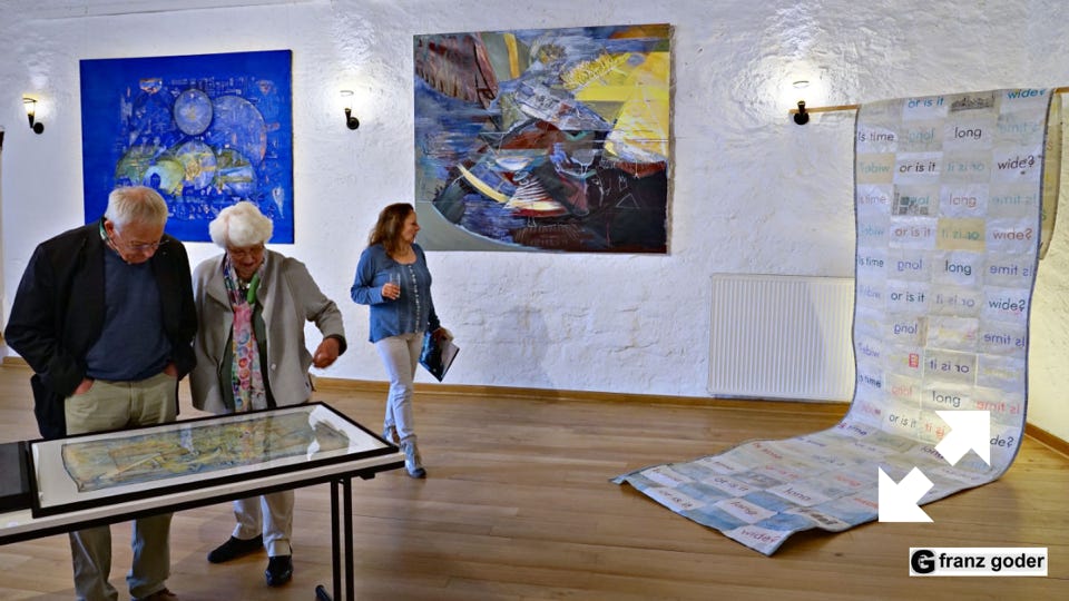 Barbara Beisinghoff - Zeitraum - Ausstellung Burg Dringenberg - Besucher betrachten Künstlerbücher