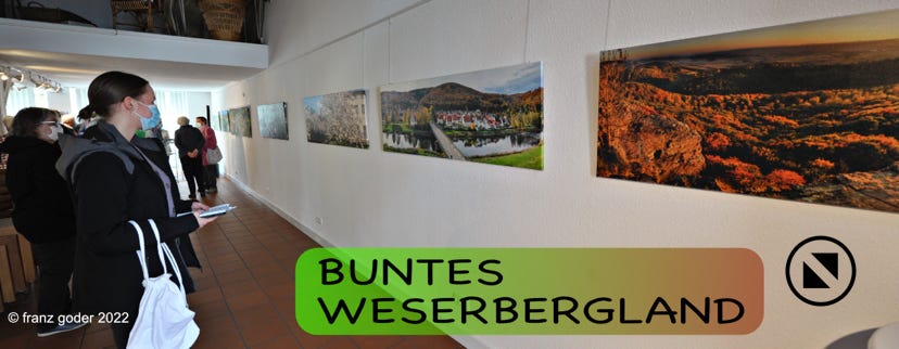 ausstellung_buntes_weserbergland_hans_georg_schruhl_korbmacher_museum_danhausen_kunstinteressierte_betrachten_ausstellungsbilder_foto_franz_goder