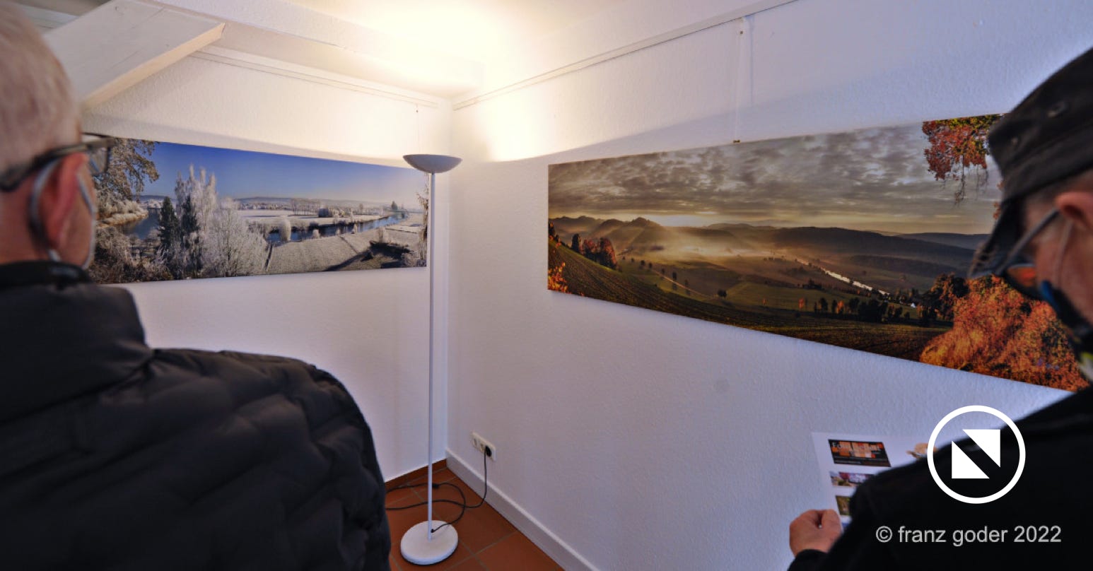 ausstellung_buntes_weserbergland_hans_georg_schruhl_korbmacher_museum_danhausen_kunstinteressierte_betrachten_ausstellungsfotos_foto_franz_goder