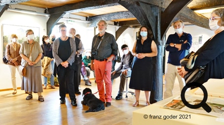 ausstellung dagmar venus - die fluechtigkeit der vergangenheit - besucher der vernissage - historisches rathaus dringenberg - foto franz goder