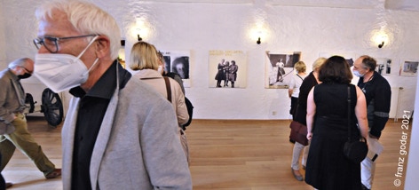 ausstellung wolfgang brenner - die fluechtigkeit der gegenwart - burg dringenberg rittersaal - besucher - foto franz goder