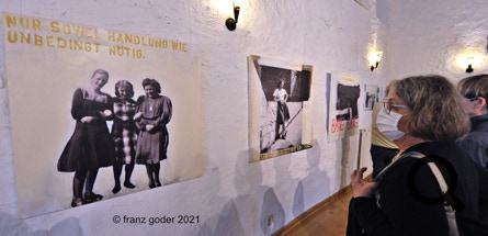 ausstellung wolfgang brenner - die fluechtigkeit der gegenwart - burg dringenberg rittersaal - galerie mit besuchern - foto franz goder