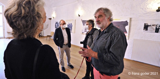 ausstellung wolfgang brenner - die fluechtigkeit der gegenwart - burg dringenberg rittersaal - gespr&auml;che mit besuchern - foto franz goder